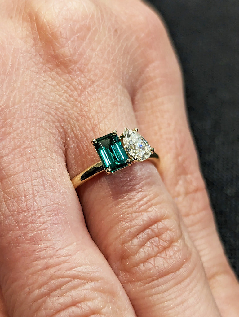 Double Stone Engagement Emerald ring 2 Stone Toi et moi ring Wedding Ring Emerald cut ring Pear ring 2 stone mothers ring Green Emerald ring