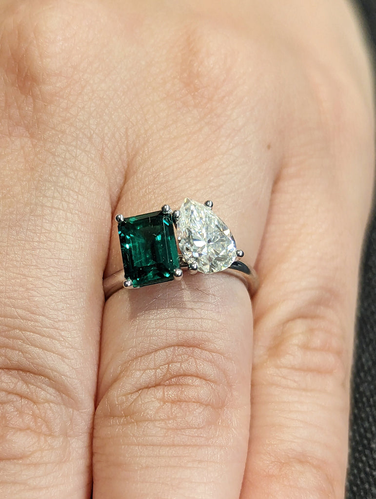 Double Stone Engagement Emerald ring 2 Stone Toi et moi ring Wedding Ring Emerald cut ring Pear ring 2 stone mothers ring Green Emerald ring