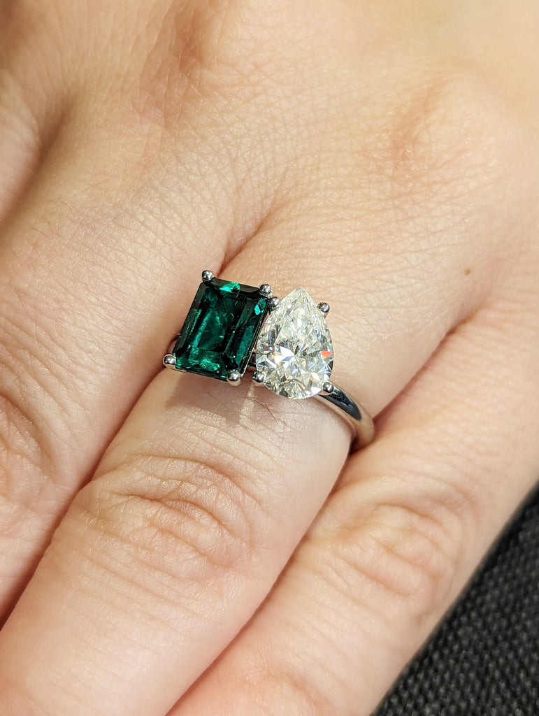 Double Stone Engagement Emerald ring 2 Stone Toi et moi ring Wedding Ring Emerald cut ring Pear ring 2 stone mothers ring Green Emerald ring