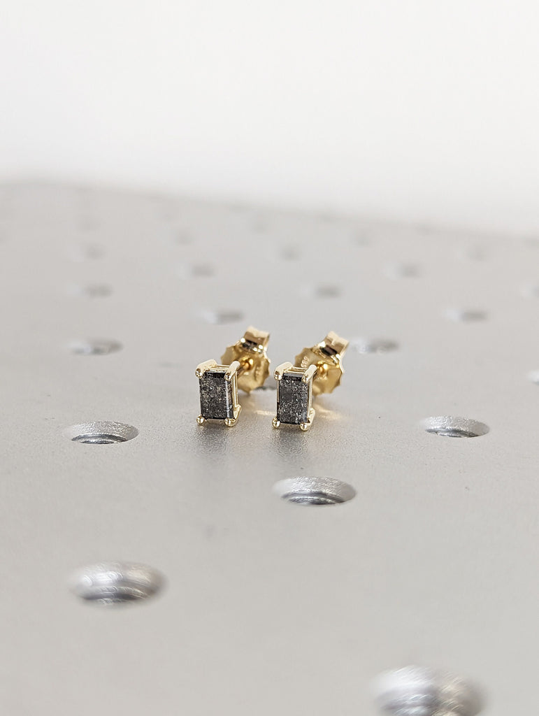 Salt and Pepper Diamond Stud Earrings, Salt and Pepper Diamond Earrings, 14k Gold Stud Earrings, Unique Minimal Natural Diamond Studs