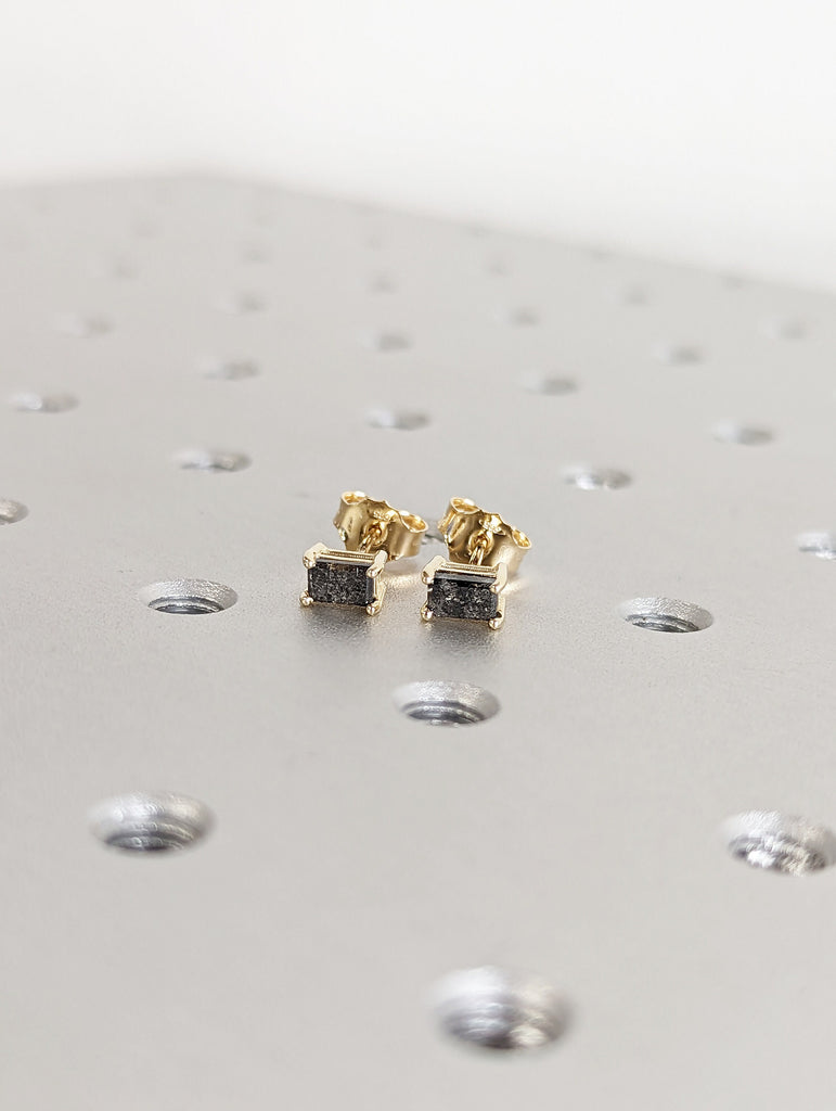 Salt and Pepper Diamond Stud Earrings, Salt and Pepper Diamond Earrings, 14k Gold Stud Earrings, Unique Minimal Natural Diamond Studs