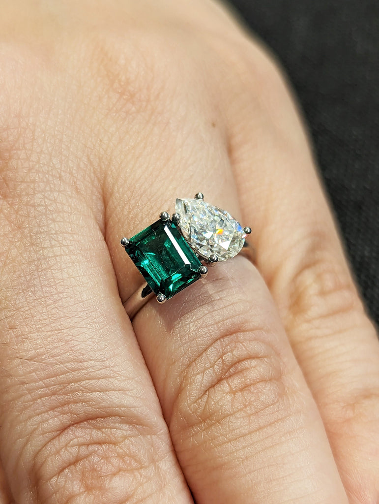 Double Stone Engagement Emerald ring 2 Stone Toi et moi ring Wedding Ring Emerald cut ring Pear ring 2 stone mothers ring Green Emerald ring