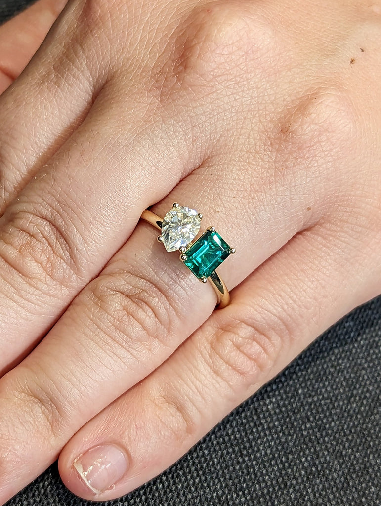 Double Stone Engagement Emerald ring 2 Stone Toi et moi ring Wedding Ring Emerald cut ring Pear ring 2 stone mothers ring Green Emerald ring