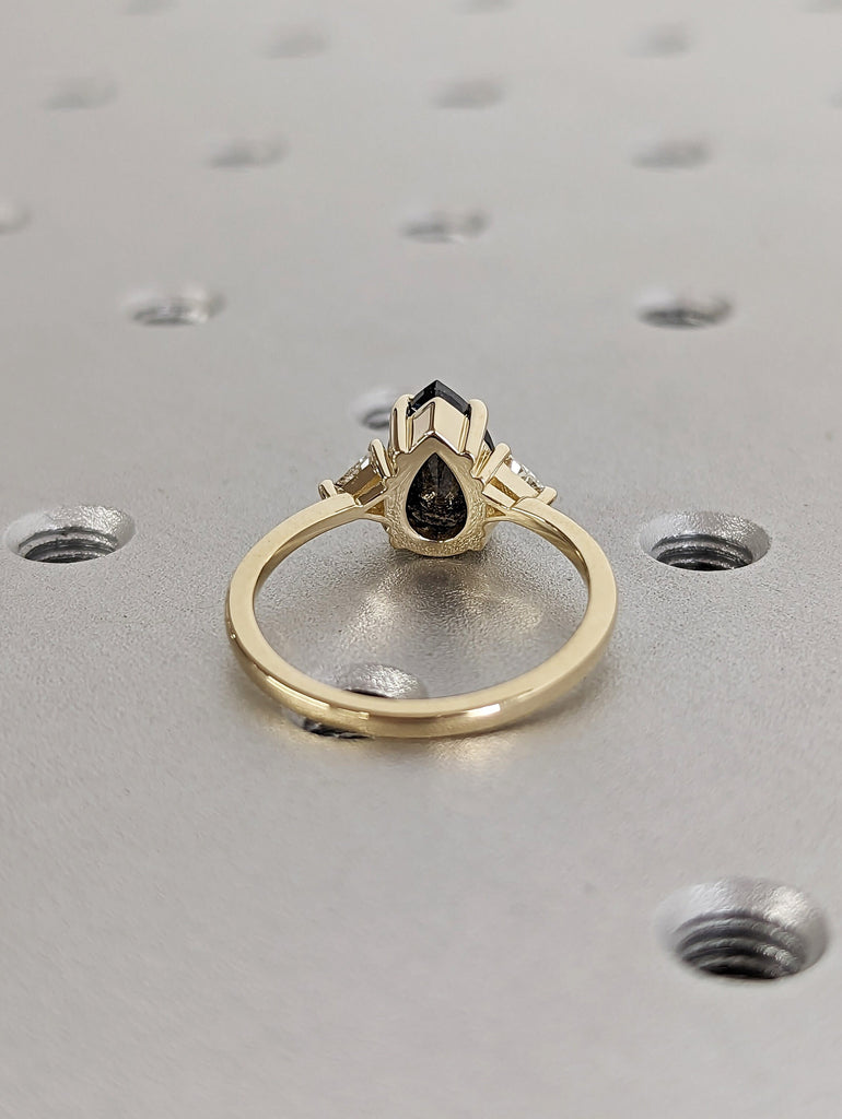 Salt and Pepper Diamond Engagement Ring, Art deco Pear shaped Yellow gold wedding ring set, Antique Salt And Pepper Bridal set, Minimalist