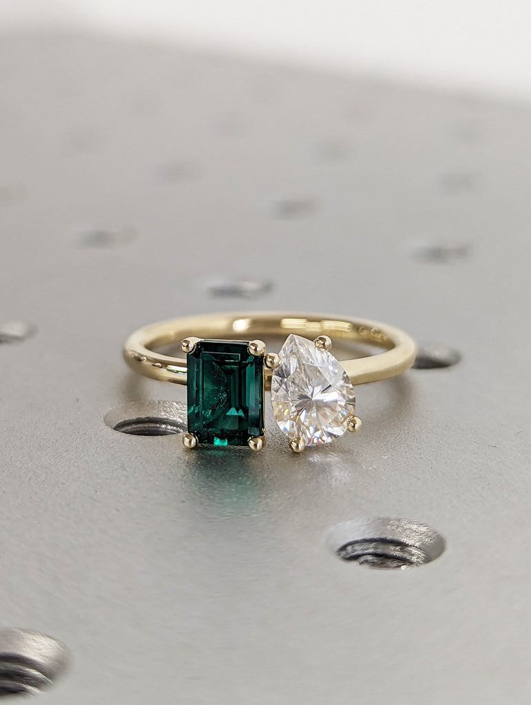 Double Stone Engagement Emerald ring 2 Stone Toi et moi ring Wedding Ring Emerald cut ring Pear ring 2 stone mothers ring Green Emerald ring