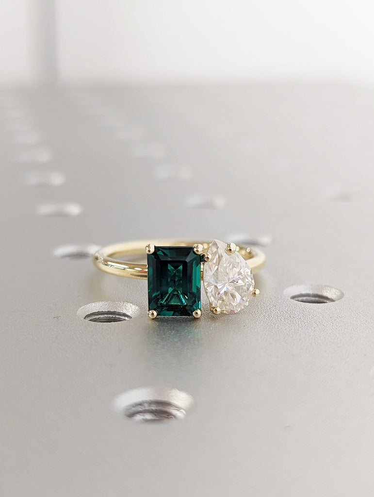 Double Stone Engagement Emerald ring 2 Stone Toi et moi ring Wedding Ring Emerald cut ring Pear ring 2 stone mothers ring Green Emerald ring